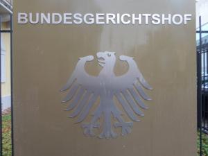 Der BGH hatte sich erneut mit den Formalien einer Widerrufsbelehrung zu beschäftigen.Die alleinige Abrufbarkeit der Widerrufsbelehrung auf einer Webseite genügt den Anforderungen der Textform nicht. Vielmehr muss der Verbraucher die Widerrufsbelehrung 
